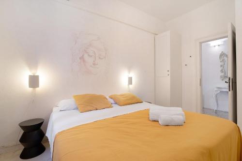 ein Schlafzimmer mit einem Bett und einem Gemälde an der Wand in der Unterkunft Biennale Apartment near San Marco in Venedig