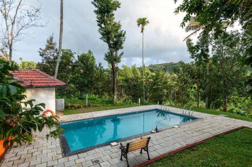 Bazén v ubytování Silver Oak By Exuberance Stays (Independent Holiday Home) nebo v jeho okolí