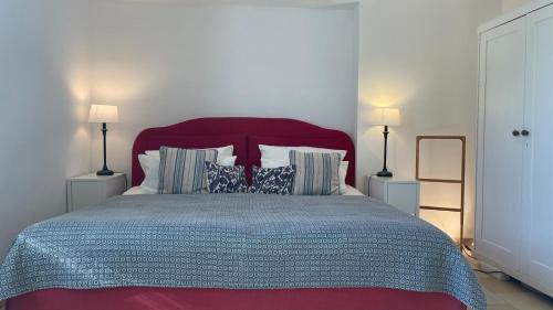 Een bed of bedden in een kamer bij Gutshof Ferienwohnung in Seenähe