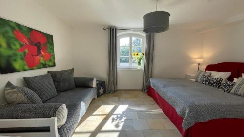 Een bed of bedden in een kamer bij Gutshof Ferienwohnung in Seenähe
