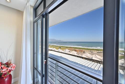 un balcone con vista sulla spiaggia di 3 Bedroom Eden on the Bay a Big Bay