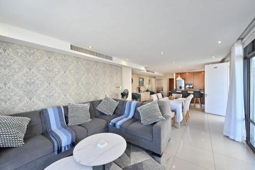 un soggiorno con un divano e un tavolo di 3 Bedroom Eden on the Bay a Big Bay