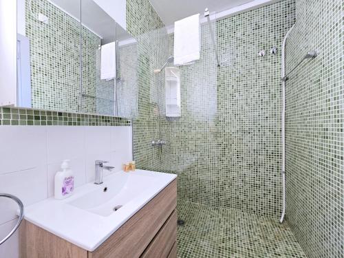 ein Badezimmer mit Waschbecken und Dusche in der Unterkunft Apartamento Mar Menor Zen A2 in Mar de Cristal