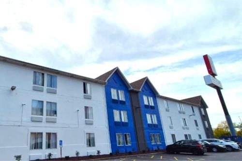 Calumet ParkにあるKings Inn By OYO Calumet Park I-57の駐車場一列