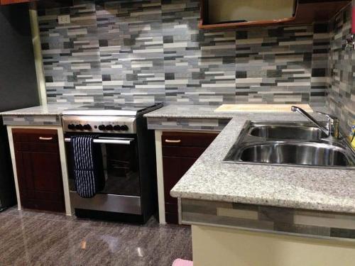 Η κουζίνα ή μικρή κουζίνα στο Dumaguete Suites