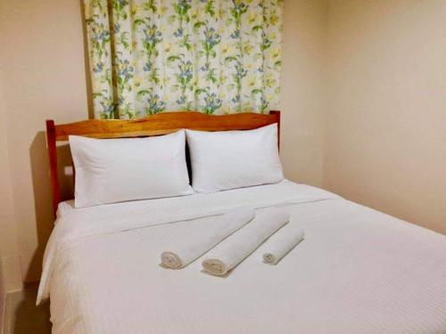 Ένα ή περισσότερα κρεβάτια σε δωμάτιο στο Dumaguete Suites