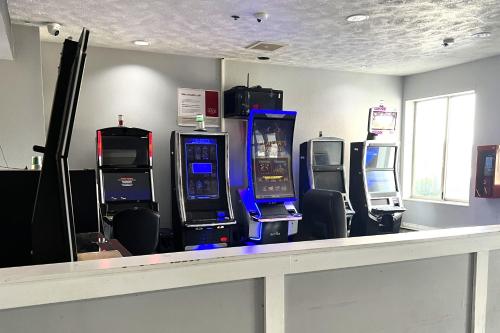 a group of video game machines in a room at Kings Inn By OYO Calumet Park I-57 in Calumet Park