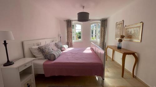 Postel nebo postele na pokoji v ubytování Gutshof Ferienwohnung in Seenähe