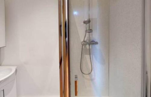 Koupelna v ubytování Heart of Notts, Quiet Studio, Back of the Building