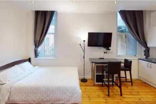 Postel nebo postele na pokoji v ubytování Heart of Notts, Quiet Studio, Back of the Building