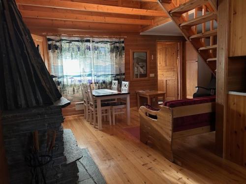 キッティラにあるImmelmökitのリビングルーム(階段付)、テーブル付