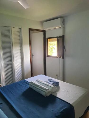 une chambre avec un lit avec deux serviettes dessus dans l'établissement Studio confortable vue jardin au Diamant, 25 m², à LʼAnse Caffar