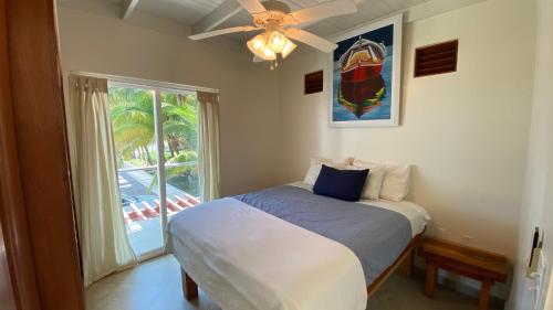 Ένα ή περισσότερα κρεβάτια σε δωμάτιο στο Sea Vue Luxury Vacation Condominiums