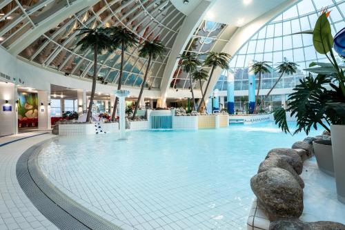 una grande piscina coperta in un edificio di Scandic Eden Nokia a Nokia