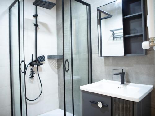 Un baño con lavabo y ducha en Randori Rest, en Gori