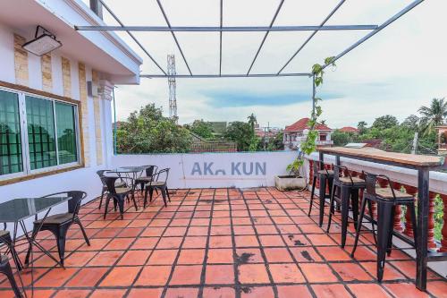 eine Terrasse mit Tischen und Stühlen auf einem Gebäude in der Unterkunft Angkor Nesthouse in Siem Reap