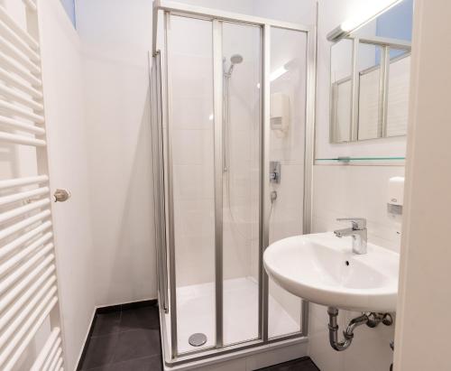 加尔米施-帕滕基兴Höllental heritage house - Kramerblick - 2的带淋浴和水槽的白色浴室