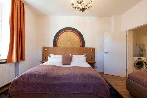 加尔米施-帕滕基兴Höllental heritage house - Kramerblick - 2的一间带大床和吊灯的卧室