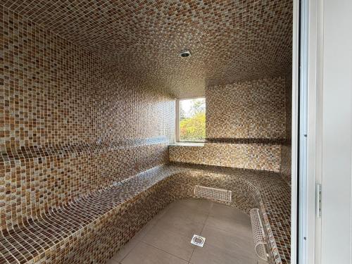 DocklowにあるRed Gables at Pudleston Courtのレンガの壁と窓のあるバスルーム