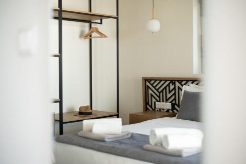 埃利亚Casa Bloo Adults Only的卧室里有一张床，床上放着两条毛巾。