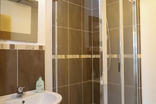 a bathroom with a shower and a sink at Syster Properties Modern Leicester Stay with Free Parking LE2 Area in Leicester