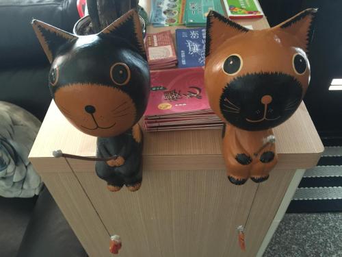 two puppets of a cat on a desk at Fish House Hostel in Wujie