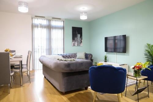 a living room with a couch and a table at Syster Properties Modern Leicester Stay with Free Parking LE2 Area in Leicester