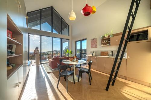 Kuchyň nebo kuchyňský kout v ubytování SUQO vendégház