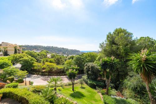 a view of a garden with trees and bushes at Los Pinos Sea - Precioso 3 - BR cerca de Marbella in Benahavís