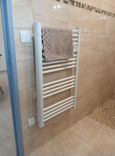 a towel rack in a shower in a bathroom at Petite Maison dans le Gers 32 in Mouchan