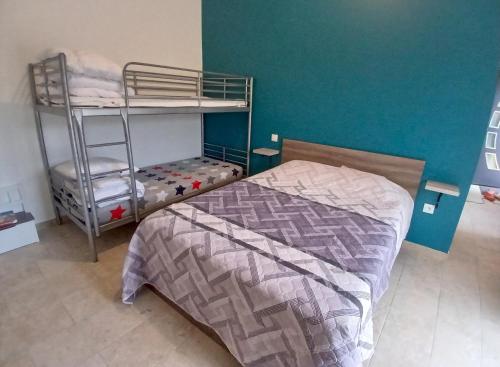 een kleine slaapkamer met een stapelbed en een ladder bij Petite Maison dans le Gers 32 in Mouchan