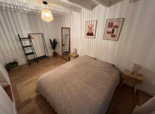 une chambre avec un grand lit dans une pièce dans l'établissement La maison bohème, à Romorantin-Lanthenay