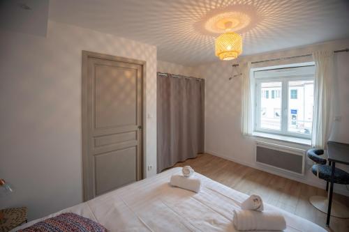 Postel nebo postele na pokoji v ubytování Les Rives du Château, 90m2, vue sur le canal