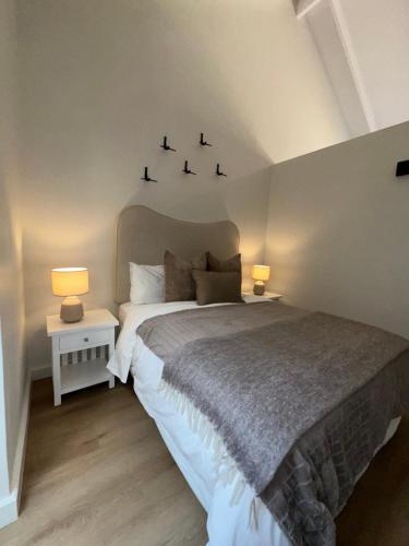 Postel nebo postele na pokoji v ubytování Two Horizons Apartment 6