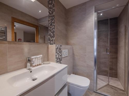 a bathroom with a toilet and a sink and a shower at Duplex de standing 3 étoiles à Morzine, 100m des pistes, 9 pers., terrasse, garage, wifi inclus - FR-1-754-20 in Morzine