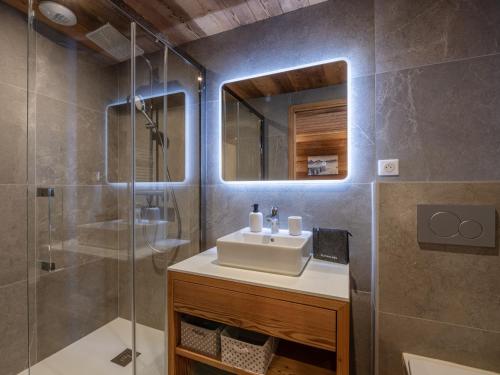ein Badezimmer mit Waschbecken und Dusche in der Unterkunft Chalet moderne, 5 chambres, proche remontées, parking, Wi-Fi - FR-1-754-88 in Morzine