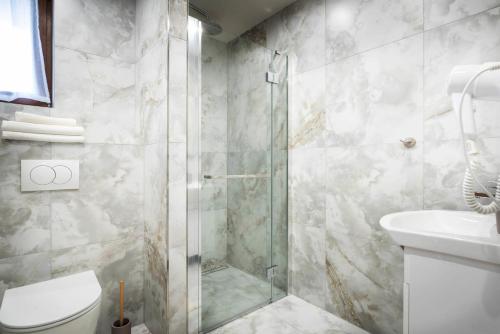 een badkamer met douche, toilet en wastafel bij Penzión u Pavla in Ždiar