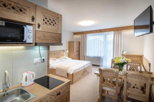een hotelkamer met een bed en een keuken bij Penzión u Pavla in Ždiar