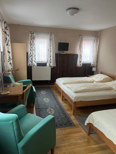 Ένα ή περισσότερα κρεβάτια σε δωμάτιο στο Goldener Anker Gasthof & Pension