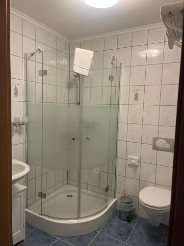 Ένα μπάνιο στο Goldener Anker Gasthof & Pension