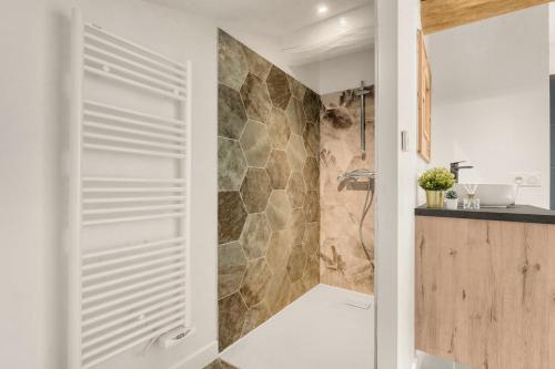 une salle de bain avec une douche avec des toilettes et un lavabo dans l'établissement Villa haut de gamme avec piscine, à Gagnac-sur-Garonne