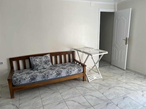 スキクダにあるVilla ziari filflaのテーブルとドアのある部屋のベンチ