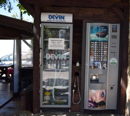 a drink vending machine sitting outside of a restaurant at Guest Rooms Lina in Kirkovo