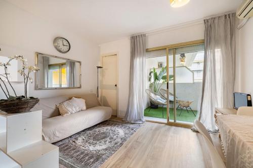 Pet Friendly + Pool + Park, Beach 2 Minutes Away (Atalaya)