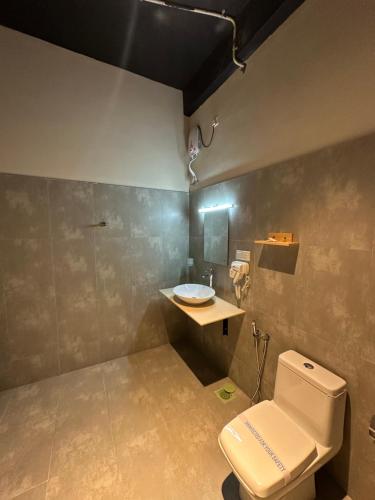 een badkamer met toilet en wastafel bij The Green Garniya Poolside and Mountain View Hotel in Belihul Oya