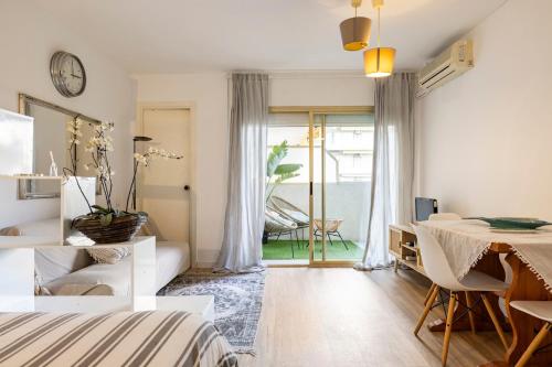 a bedroom with a bed and a table and a dining room at Pet Friendly + Pool + Park, Beach 2 Minutes Away (Atalaya) in Salou