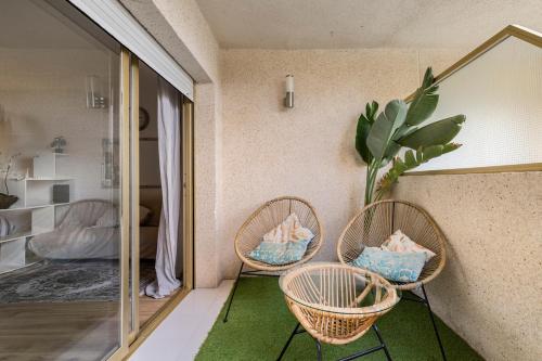 a room with two chairs and a mirror at Pet Friendly + Pool + Park, Beach 2 Minutes Away (Atalaya) in Salou