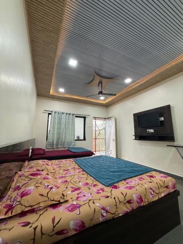 Een bed of bedden in een kamer bij Patil residency