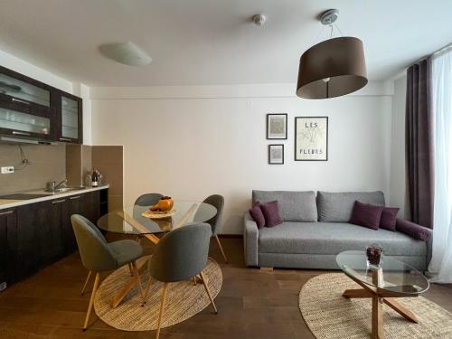 コパオニクにあるApartman Iva Kraljevi Čardaciのソファとテーブルのあるリビングルーム