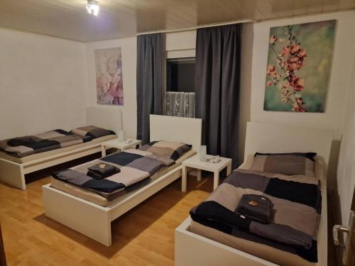 une chambre avec deux lits dans une pièce dans l'établissement 2-Zimmer Apartment in Gummersbach, à Fenke